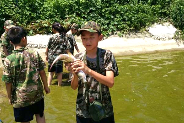 萬州夏令營抓泥鰍活動